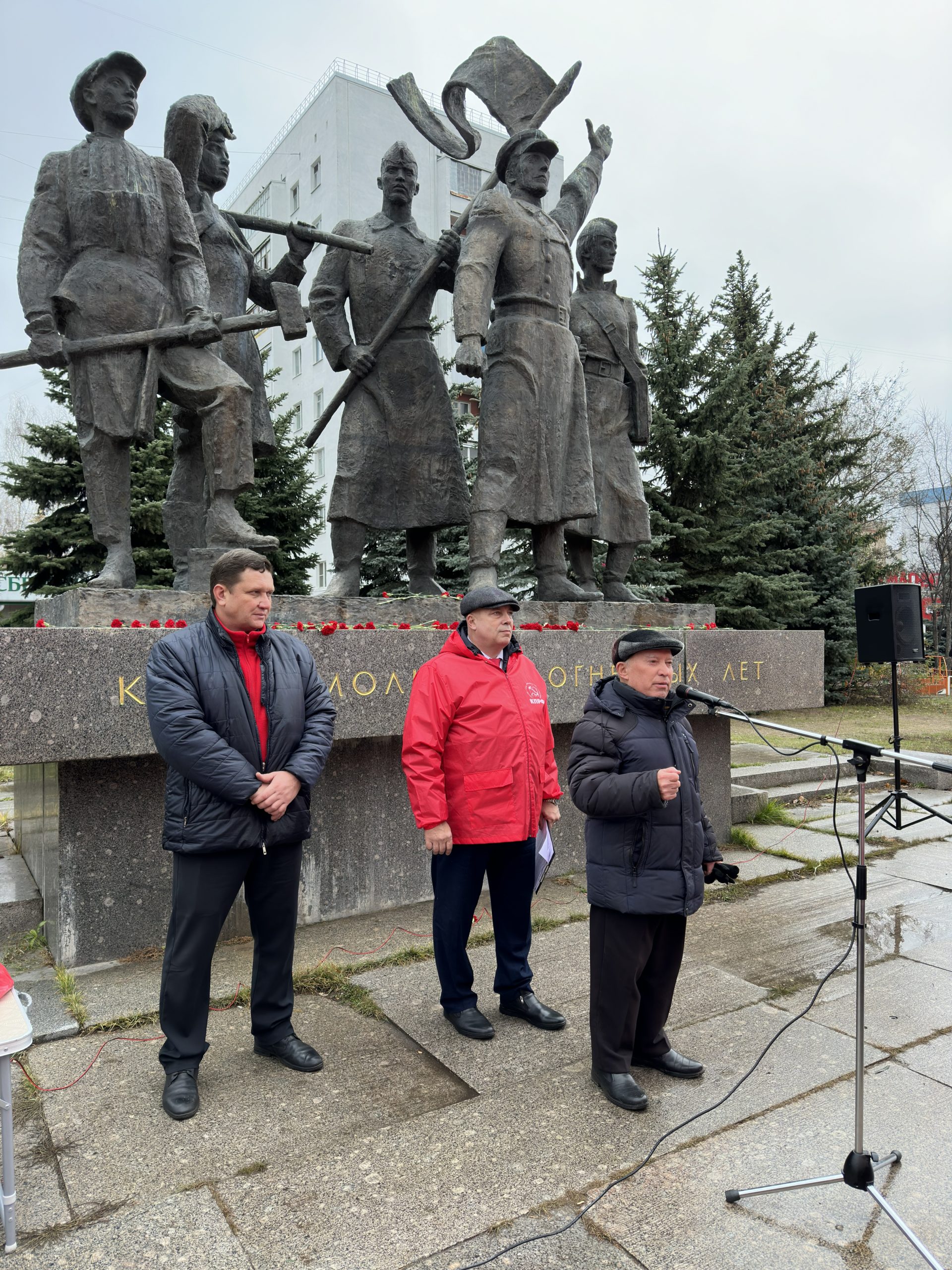 В Йошкар-Оле прошел митинг в честь 106-й годовщины Великой Октябрьской  социалистической революции — КПРФ Марий Эл